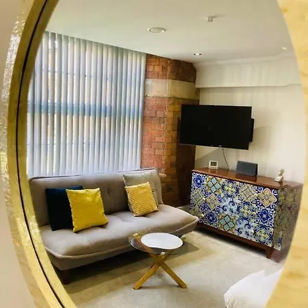 48 Cocoa Suites, Centre Apartment